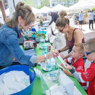 kids exploring farmers market