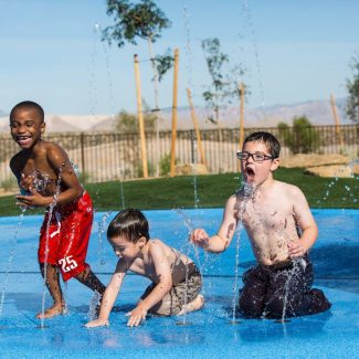 kids playing in splash pad in aventura park