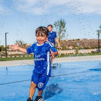 kids playing in splash pad at aventura park