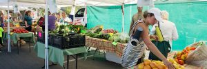 woman buying produce at farmers market