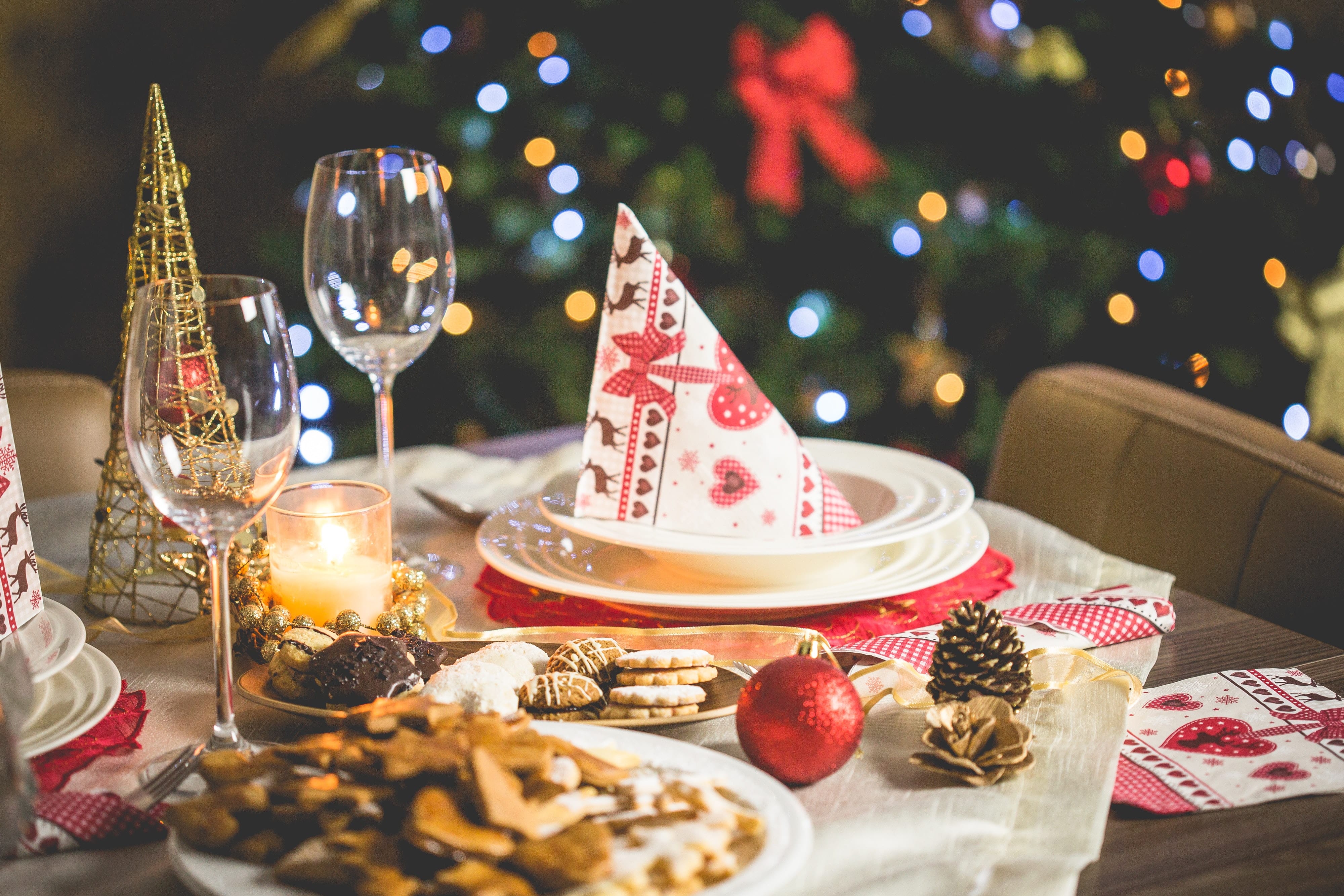 White dinner plate with festive holiday napkin placed on top