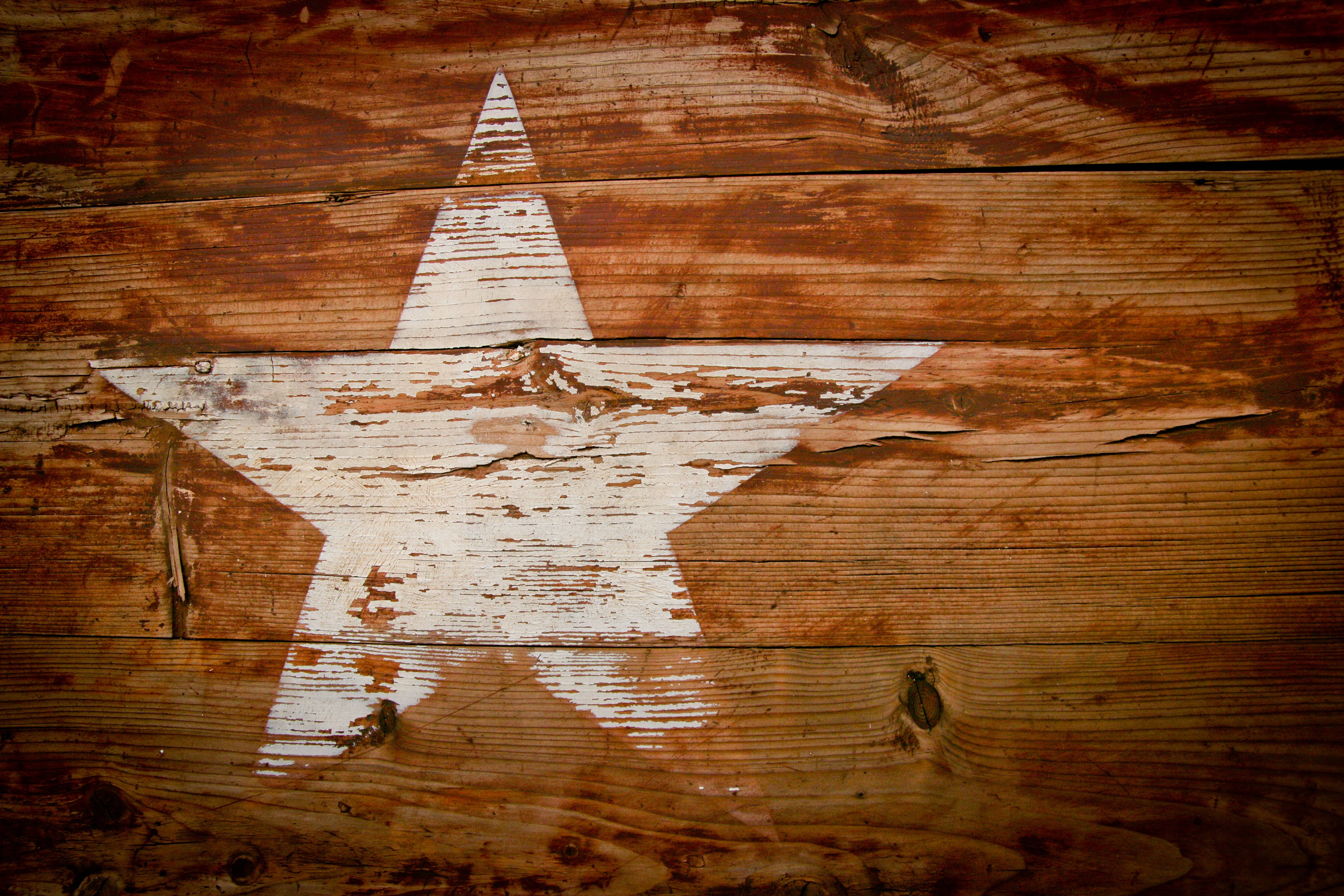 A white star painted on a piece of wood